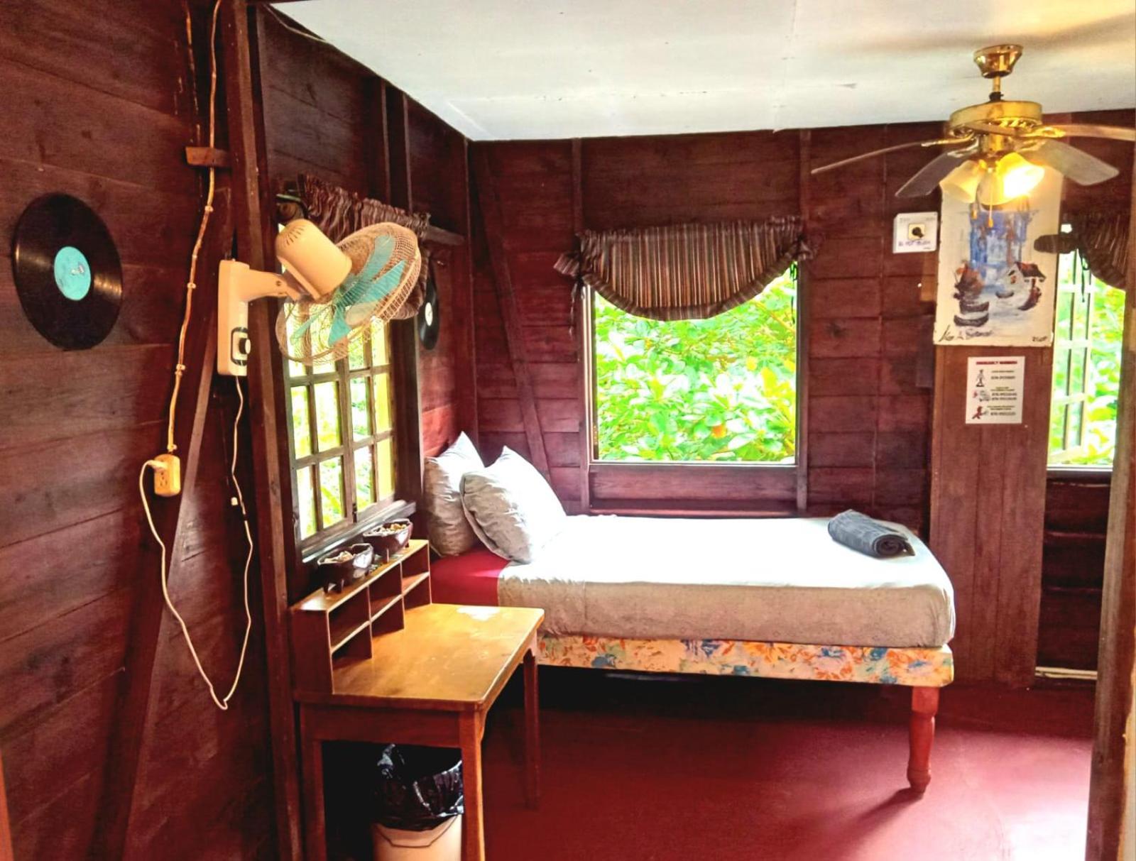 La Familia Guest House And Natural Farm ポート・アントニオ エクステリア 写真